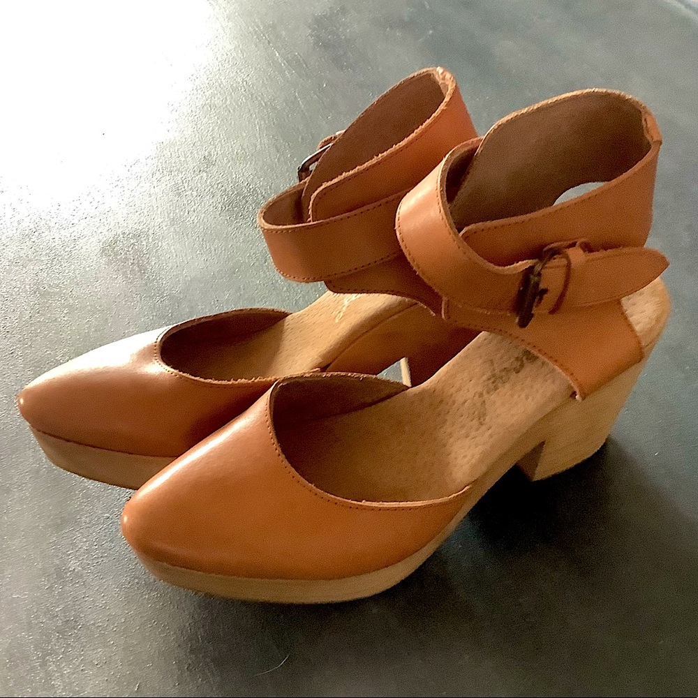 Free People Ankle Strap Pointed Toe platform style- size 38/8